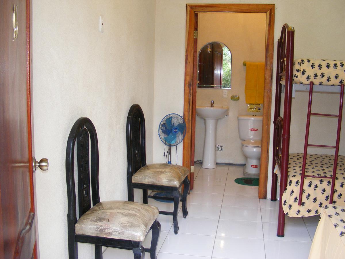 Hostal Maxima Puerto López 외부 사진