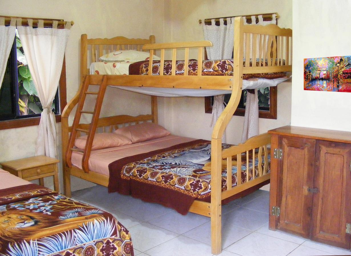 Hostal Maxima Puerto López 외부 사진