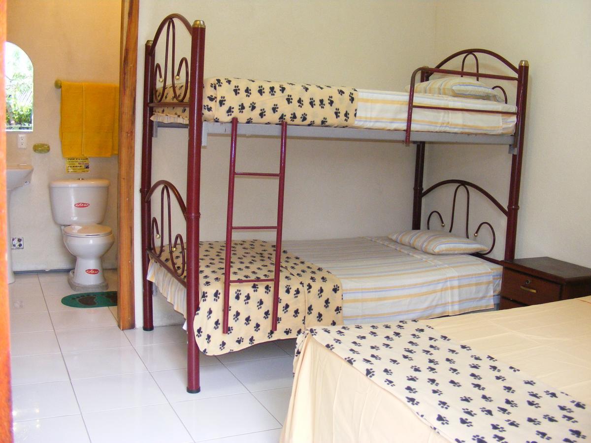 Hostal Maxima Puerto López 외부 사진
